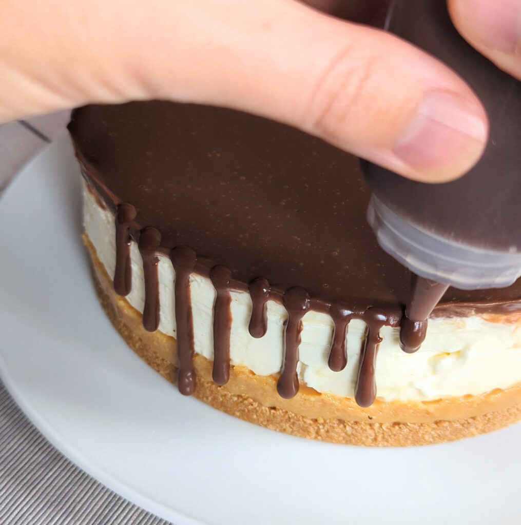 chocolate drip effect on cheesecake